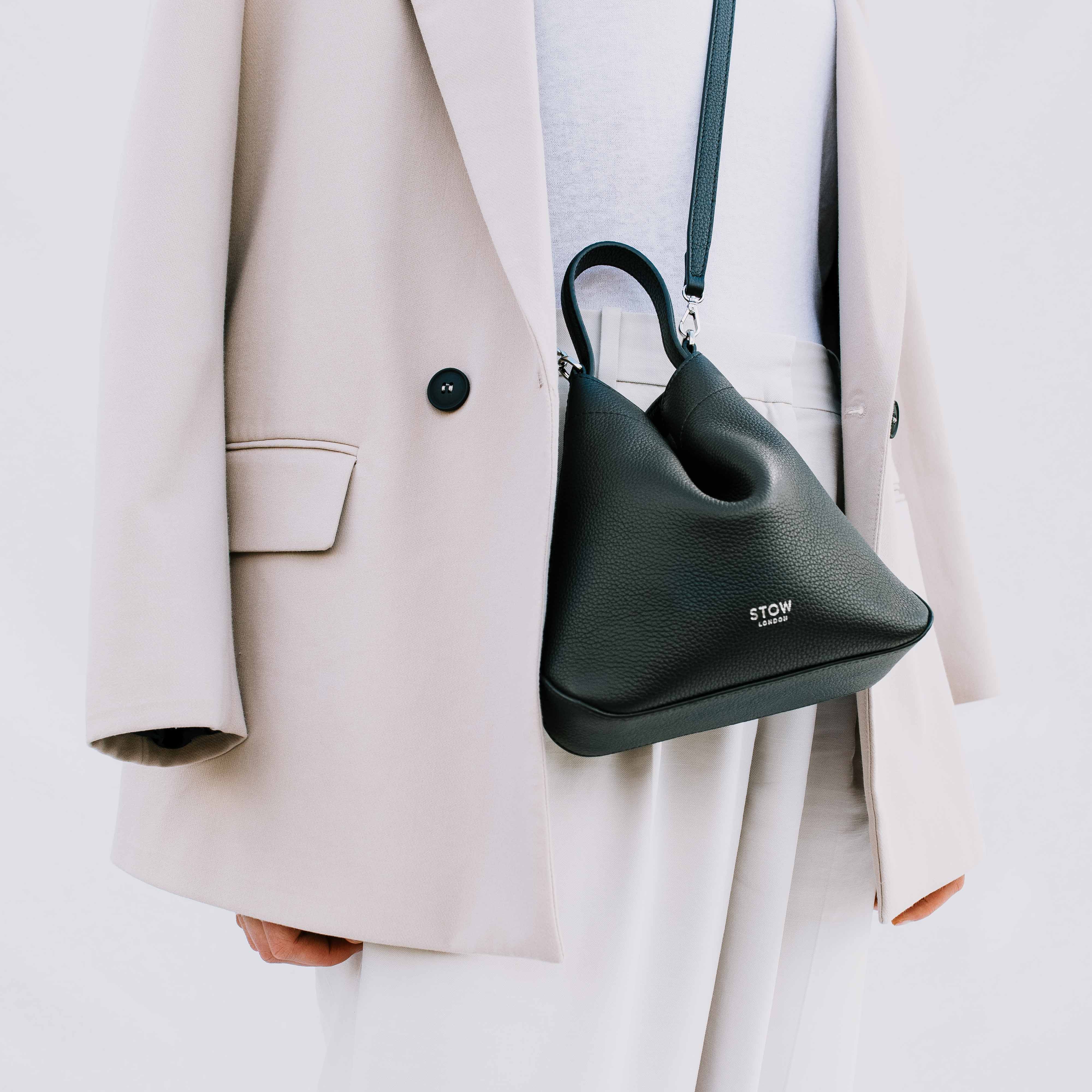 Mini Curve Crossbody-Gurt aus Leder