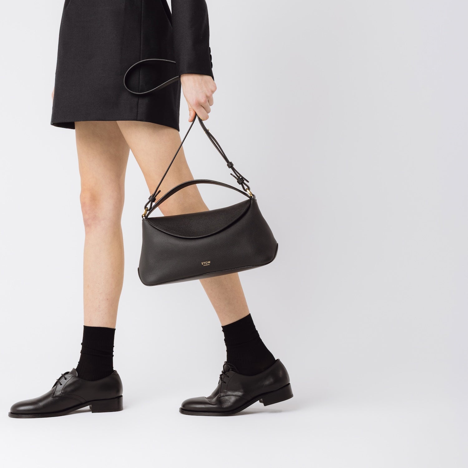 CURVE SWITCHING LEATHER BAG 3077B レザーバッグ East West Curve Bag in Black Leather from STOW London