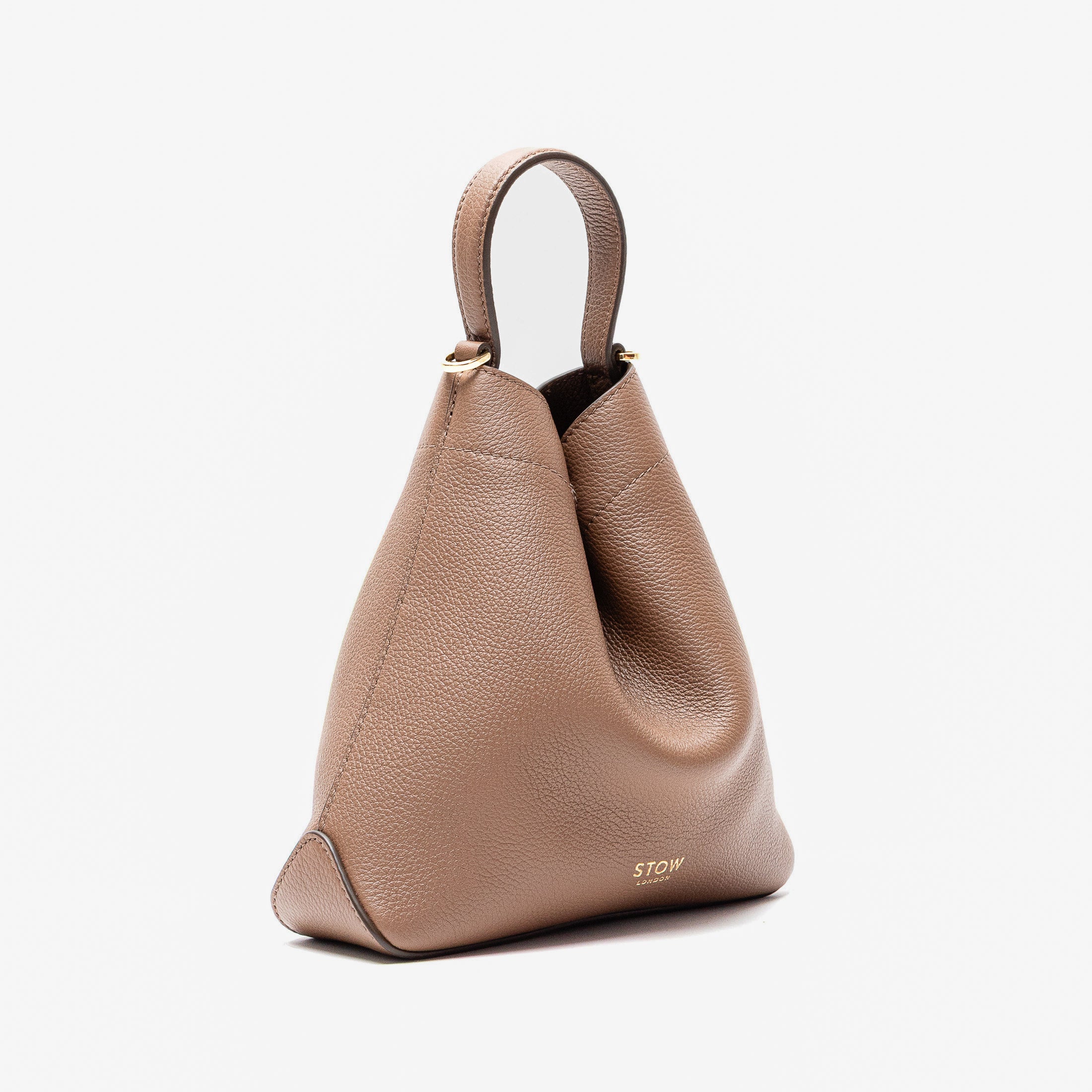 Off-axis view of Stow London's Mini Curve in Mocha pebbled leather on a light grey background 