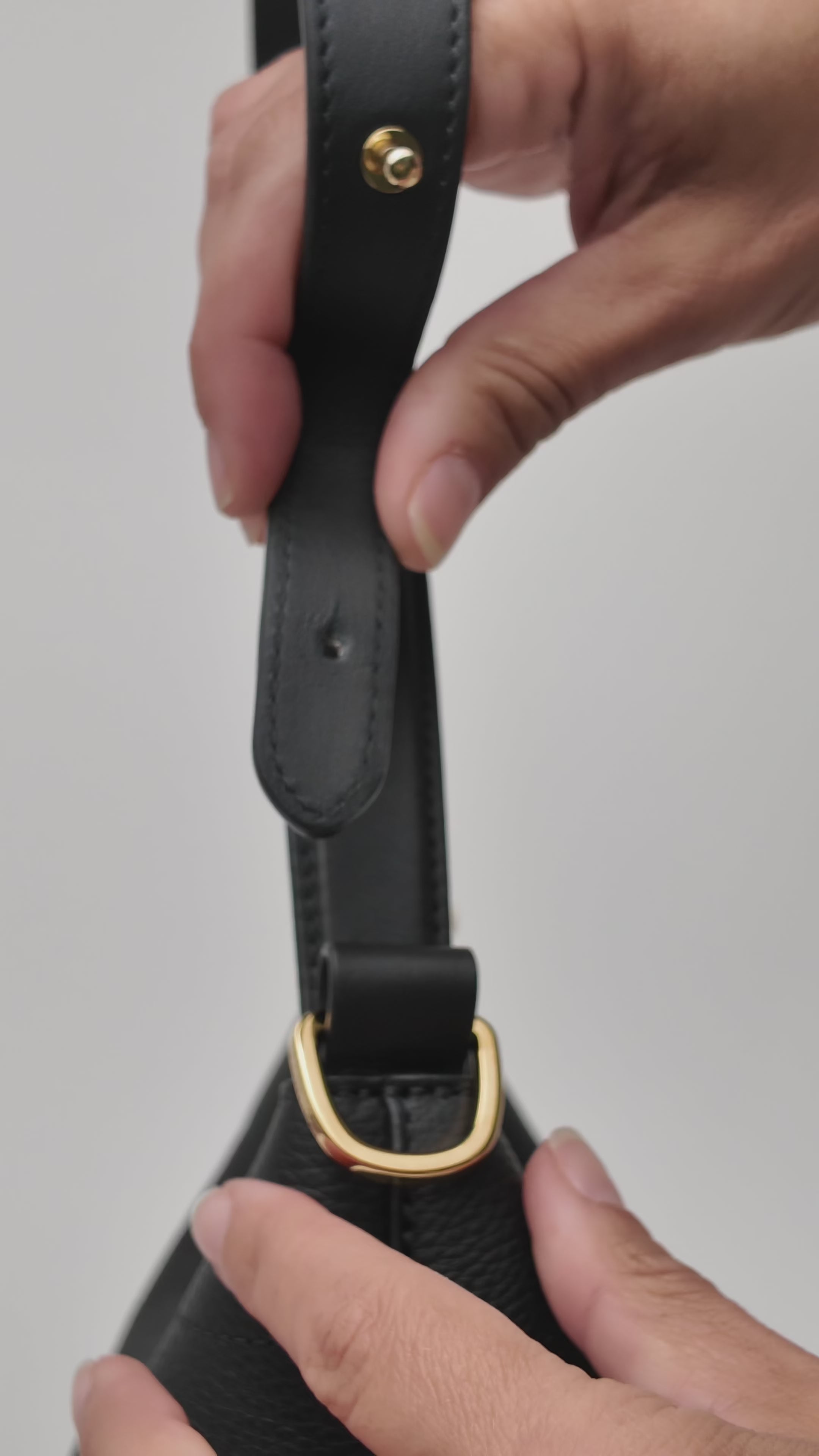 Detachable strap attachment for the Midi Curve bag