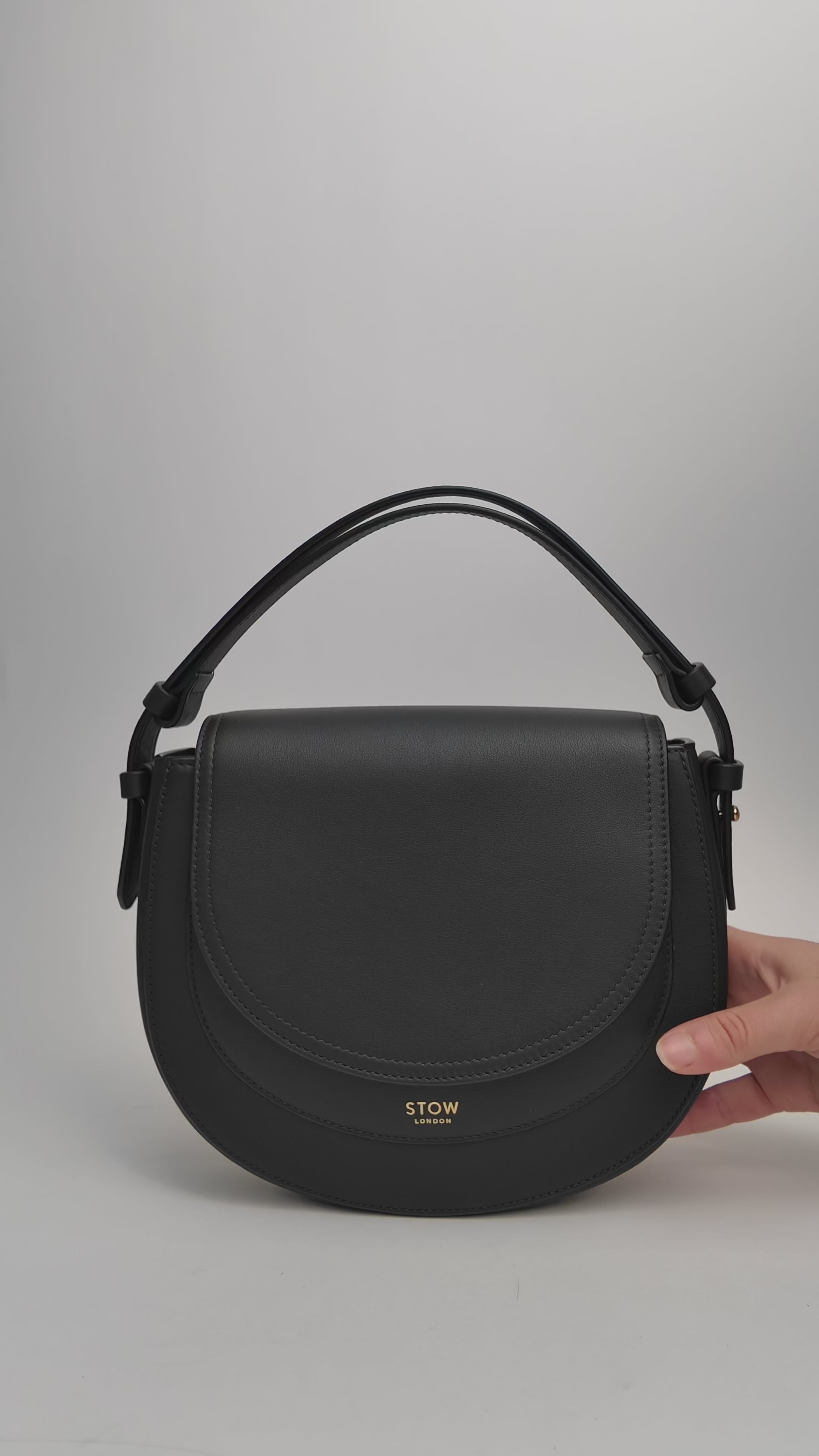 STOW Londonのブラックレザーサドルバッグ